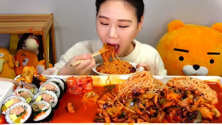 大胃王美食吃播,韩国妹子吃辣章鱼拌面金枪鱼紫菜包饭