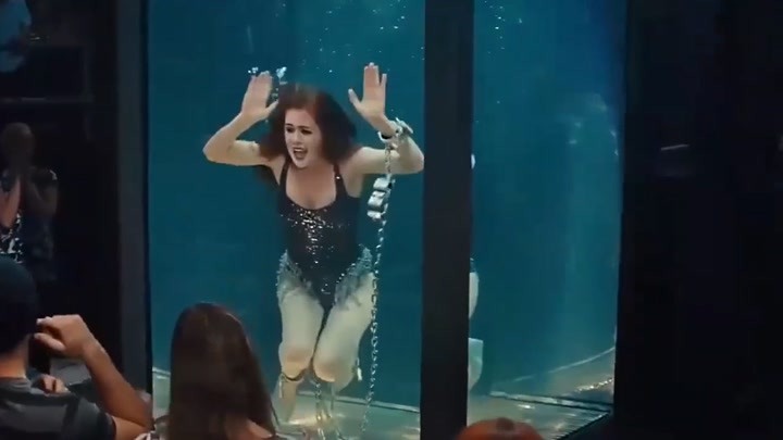 惊天魔盗团：女子表演逃生魔术，被困食人鱼缸无法逃脱