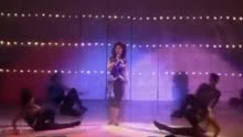 1983年，邓丽君现场翻唱迈克尔杰克逊的《BEAT IT》