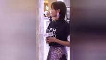 #贵妇视频#【辛芷蕾出席活动衣着时尚显大...