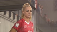 瑞士女足23号金发美女球员颜值极高，摄影师给足了镜头
