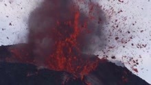 火山强烈喷发的一瞬间，大自然无穷的力量