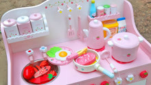 创意厨柜餐具制作美味草莓蛋糕和牛排食玩过家家故事