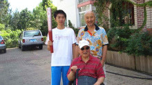 65岁陈佩斯携29岁儿子现身，长相引起网友注意：三代如出一辙