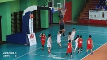 日本小学生篮球比赛，不但比赛正规完善，孩子们的球技也让人称叹