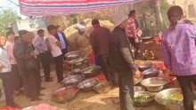农村吃大席人来人往，厨师把菜盆全放在地上，你如何看待此现象？