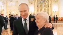 遇到老师那一刻，俄罗斯总统普京秒变乖巧大男孩！与老师亲切交流