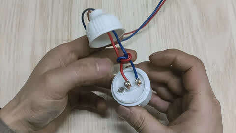 灯头结做法很简单,接线时怎么打电工结,轻松学会电线牢固不脱落