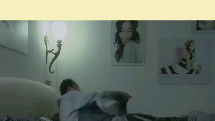 影视：妻子抱着丈夫睡觉，丈夫说要到楼下睡！