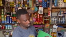 逛了三家非洲小商店，只为买到心仪的塑料盆