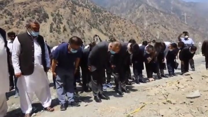 恐袭中遇难中国同胞吊唁现场，巴基斯坦民众自发赶来