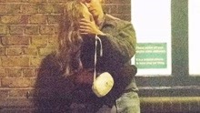 德普女儿莉莉-罗丝·德普和奥斯汀·巴特勒在伦敦街头约会，二人在街边搂腰散步，拥吻