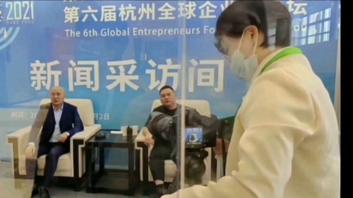 全球企业家论坛重点嘉宾私行总会总会长宋伟接受记者采访