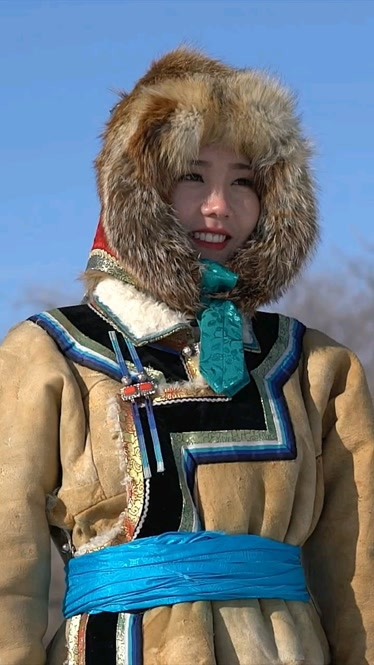 内蒙古冬季草原上的蒙古姑娘,美不美你们说了算!