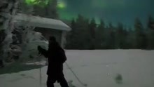 极光爆了！这段视频由Jari Romppainen摄于芬兰。注意，这不是延时，而是直接拍摄的视频喔～～ 连满月光都挡不住
