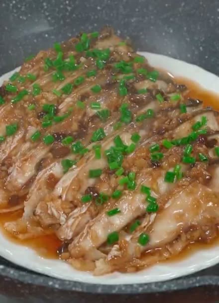 在广东饭桌必点的豉汁蒸鱼腩,做法简单,好吃又下饭