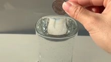 一个小实验让你了解水的表面张力