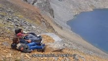 百米悬崖上4000斤巨石，四个男人奋力才推下，落入湖中水花四溅