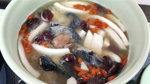 广东师奶常煲的椰子乌鸡汤,清润又清甜,秋冬季节多喝点
