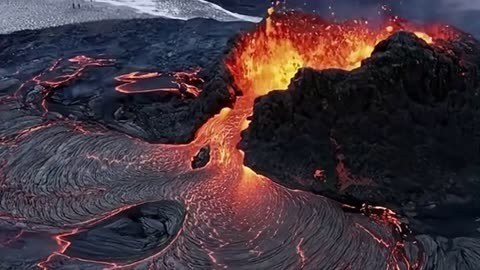冰岛火山喷发数百人冒险欣赏