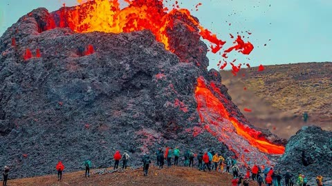 实拍活火山爆发瞬间!空中升起巨大蘑菇云,这场面真是太壮观了